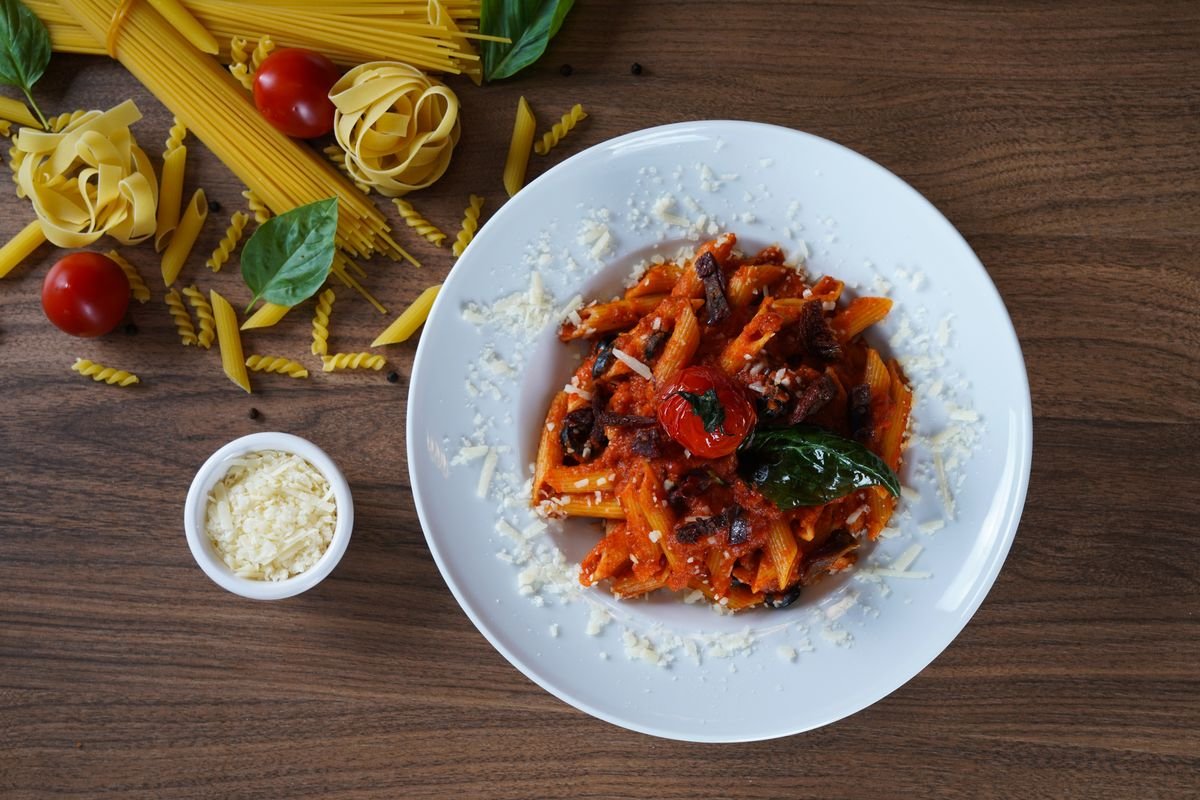 Plato de pasta con salsa, fotografía gastronómica temporal